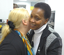 einander helfen: Mit einer Umarmung bedankt sich Peace Uwineza bei Gudrun Greger (Foto: Sabine Meißner)