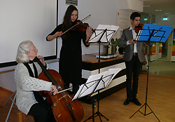 Für den musikalischen Rahmen sorgte Helga Köppe mit ihren Violinschülern. (Foto: Stefanie Schneyer, Zeil)