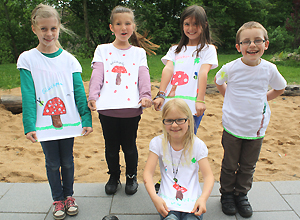 Die Glückspilze des Ferienprogramms - stolz zeigen die Kids ihre selbstbemalten Glückspilz-T-Shirts. Die 10-jährige Julia Seitz brachte alle auf die Idee.