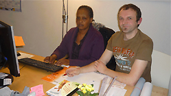 PC und Digicam: Peace Uwineza (links) aus Eltmann kommt regelmäßig am „Computer-Mittwoch“ in das Haßfurter MGH und hat dabei schon viele Tipps von Martin Ludwig erhalten.