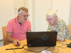 1 zu 1 Betreuung und Unterstützung für ältere Menschen im Umgang mit digitalen Medien durch freiwillig Engagierte, hier mit Jürgen Gerling (links)
