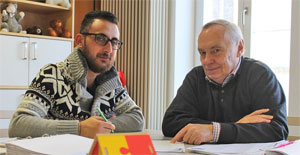 Mohannad Batha (links) und Bildungspate Wolfgang Poepperl treffen sich im Rahmen der Bildungspatenschaft jede Woche im MGH und lernen gemeinsam (Foto: Theresa Krapf/MGH)