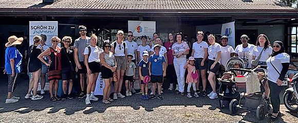Benefizlauf für Kinder 2025: Bundesministerin Dorothee Bär (Mitte) mit den Freiwillig Engagierten des Mehrgenerationenhaus Haßfurt (Foto Jule Lauenburger)