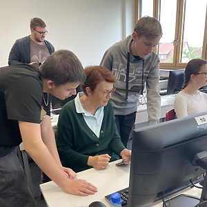 Berufsschüler der Heinrich-Thein-Schule im Dialog mit einer Besucherin am Digitaltag 2024 (Foto: MGH)