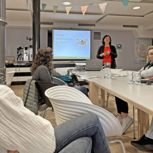Referentin Eva Neu gab den Eltern beim Familienfrühstück unter dem Motto „Am Familientisch“ wertvolle Tipps rund um das Thema Ernährung und Rezeptideen. (Foto: Friederike Schulz / MGH)