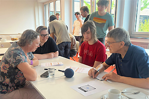 Kleine Helfer - große Hilfe: Schüler der Berufsfachschule für technische Assistenten für Informatik im Austausch mit Senioren über digitale Themen (Foto: Christina Raithel/MGH)