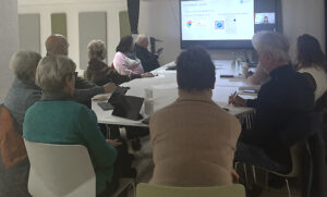 Eine Gruppe Interessierter verfolgt den Vortrag (Quelle: Hannah Baunacher/MGH)