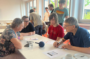 Gemeinsam mit Schülerinnen und Schülern der Heinrich-Thein-Schule werden Sprachassistenten ausprobiert (Quelle: Christina Raithel/MGH)