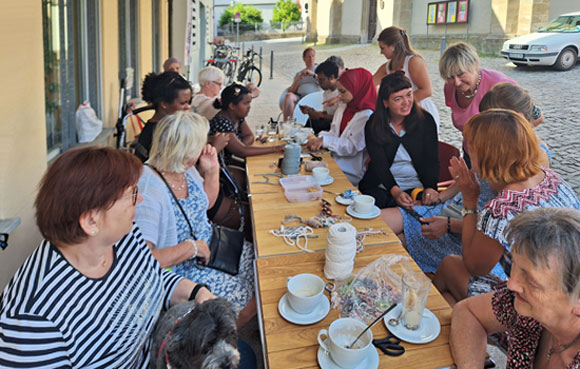 Gemeinsam Kaffee trinken und ins Gespräch kommen im Mehrgenerationenhaus Haßfurt (Foto: Jennifer Nüßlein/MGH)