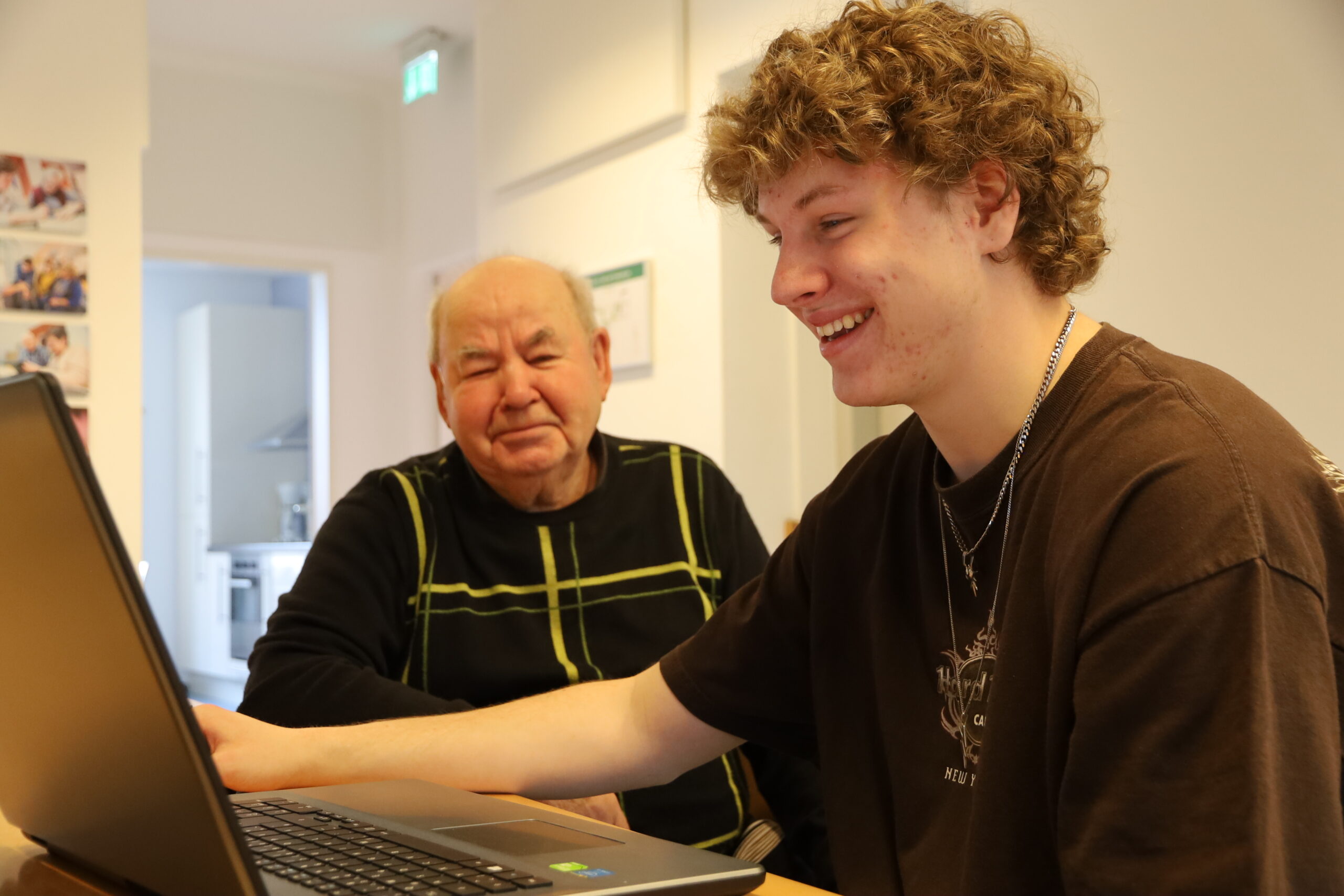 WhatsApp, Word & Co.: Bufdi Noah gibt Günther Bald (80) Nachhilfe. (Foto: CSU-Fraktion)