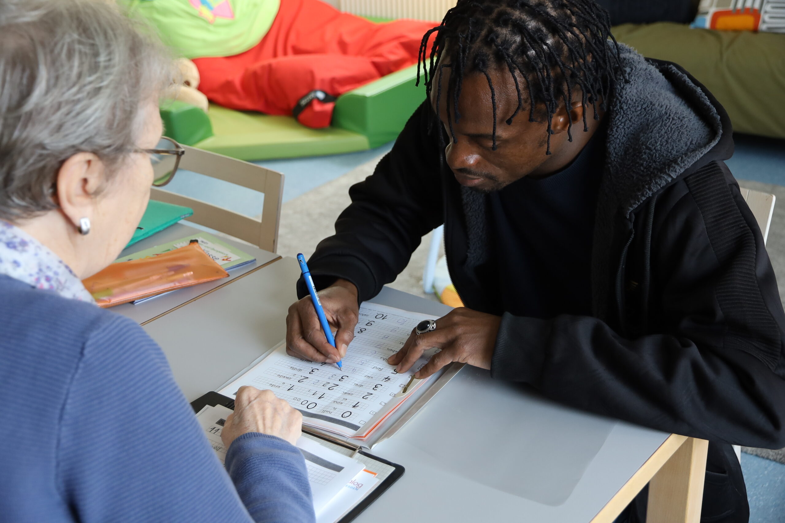 Abbou von der Elfenbeinküste kommt regelmäßig ins Mehrgenerationenhaus. Frau Kunert hilft ihm heute dabei, die Zahlen auf Deutsch zu lernen. (Foto: CSU-Fraktion)
