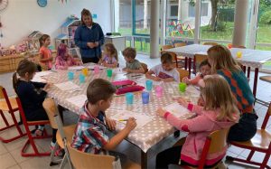 Die Vorschulkinder zeichnen gemeinsam mit den Elternbegleiterinnen des Mehrgenerationenhauses Julia Sterlings und Jennifer Nüßlein die verschiedenen Formen. (Foto: Jonas Philipp)