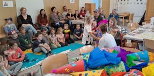 Zum Abschluss der Ferienprogramm-Woche werden den Kindern ihre Schultüten überreicht. (Foto: Jonas Philipp)