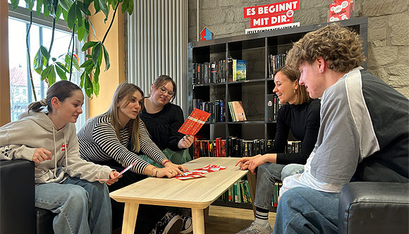 Interview mit der Pressestelle der Mehrgenerationenhäuser zum Thema „MGH & Demokratie“ (Foto: Friederike Schulz, MGH) Interview mit der Pressestelle der Mehrgenerationenhäuser zum Thema „MGH & Demokratie“ (Foto: Friederike Schulz, MGH)