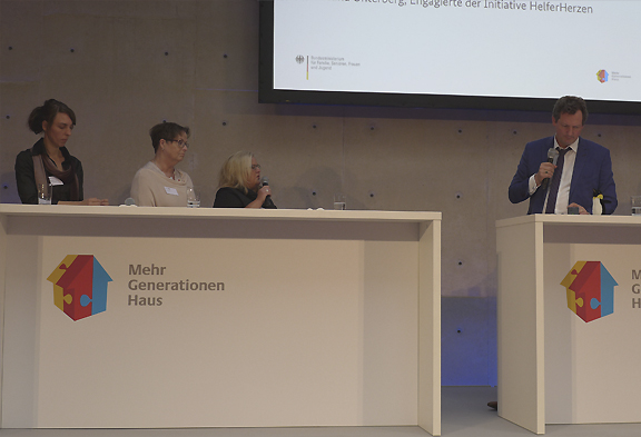 Engagement tut gut?! -Tag der Mehrgenerationenhaeuser 2015 / Vorkongress zum Buergerfest des Bundespraesidenten mit Bundesfamilienministerin Manuela Schwesig, SPD. 11.09.2015, Copyright: Thomas Koehler/photothek.net Engagement tut gut?! -Tag der Mehrgenerationenhaeuser 2015 / Vorkongress zum Buergerfest des Bundespraesidenten mit Bundesfamilienministerin Manuela Schwesig, SPD. 11.09.2015, Copyright: Thomas Koehler/photothek.net