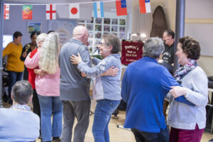 Musikkaffee im September: Mitsingen, schunkeln oder tanzen – und dazu jede Menge Lachen und Gemeinschaft im Musikkaffee des Mehrgenerationenhauses. (Foto: René Ruprecht)