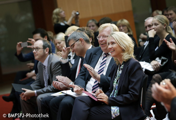 Engagement tut gut?! -Tag der Mehrgenerationenhaeuser 2015 / Vorkongress zum Buergerfest des Bundespraesidenten mit Bundesfamilienministerin Manuela Schwesig, SPD. 11.09.2015, Copyright: Thomas Koehler/photothek.net Engagement tut gut?! -Tag der Mehrgenerationenhaeuser 2015 / Vorkongress zum Buergerfest des Bundespraesidenten mit Bundesfamilienministerin Manuela Schwesig, SPD. 11.09.2015, Copyright: Thomas Koehler/photothek.net
