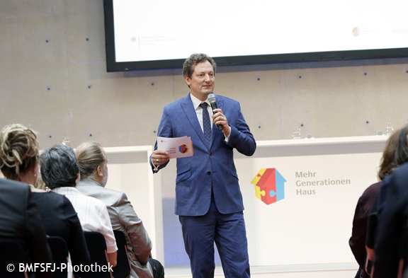 Engagement tut gut?! -Tag der Mehrgenerationenhaeuser 2015 / Vorkongress zum Buergerfest des Bundespraesidenten mit Bundesfamilienministerin Manuela Schwesig, SPD. 11.09.2015, Copyright: Thomas Koehler/photothek.net Engagement tut gut?! -Tag der Mehrgenerationenhaeuser 2015 / Vorkongress zum Buergerfest des Bundespraesidenten mit Bundesfamilienministerin Manuela Schwesig, SPD. 11.09.2015, Copyright: Thomas Koehler/photothek.net