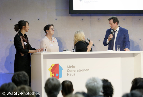 Engagement tut gut?! -Tag der Mehrgenerationenhaeuser 2015 / Vorkongress zum Buergerfest des Bundespraesidenten mit Bundesfamilienministerin Manuela Schwesig, SPD. 11.09.2015, Copyright: Thomas Koehler/photothek.net Engagement tut gut?! -Tag der Mehrgenerationenhaeuser 2015 / Vorkongress zum Buergerfest des Bundespraesidenten mit Bundesfamilienministerin Manuela Schwesig, SPD. 11.09.2015, Copyright: Thomas Koehler/photothek.net
