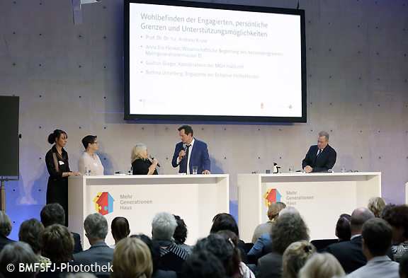 Engagement tut gut?! -Tag der Mehrgenerationenhaeuser 2015 / Vorkongress zum Buergerfest des Bundespraesidenten mit Bundesfamilienministerin Manuela Schwesig, SPD. 11.09.2015, Copyright: Thomas Koehler/photothek.net Engagement tut gut?! -Tag der Mehrgenerationenhaeuser 2015 / Vorkongress zum Buergerfest des Bundespraesidenten mit Bundesfamilienministerin Manuela Schwesig, SPD. 11.09.2015, Copyright: Thomas Koehler/photothek.net
