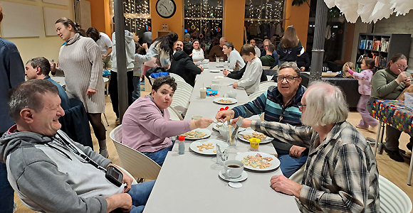 Plätzchenduft und gelebte Vielfalt: Gemeinsames Plätzchenbacken im Mehrgenerationenhaus Haßfurt (Foto: Jennifer Nüßlein)