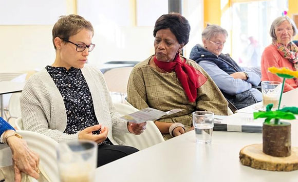 An wen wende ich mich, wenn ich Hilfe brauche? Frau Harfst zum Thema psychosoziale Beratung. (Foto: Katharina Körlin/MGH)