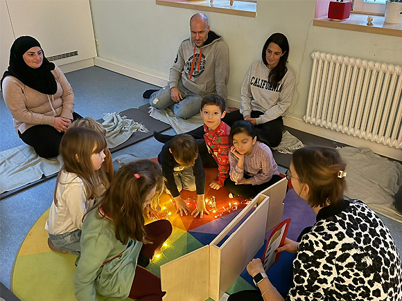 Sterne entdecken, zählen und staunen – bei einer Geschichte rund um die Sterne sammelten die Kinder spielerisch erste Erfahrungen mit Zahlen. (Foto: Julia Sterlings/ MGH)