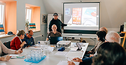 Smart Start – Einstieg in die Welt von Smartphones und Tablets: Die freiwillig Engagierten Martin Ludwig und Jastin Wedemeyer (Mitte) führen durch die Themenreihe (Quelle: Carolin Ulrich/MGH)