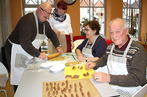 Der ehemalige Bäcker Ernst Pengler aus Haßfurt schwingt gerne mal wieder das Nudelholz, mit Claudia Korinek aus Hellingen und dem Ehepaar Heim aus Zeil Der ehemalige Bäcker Ernst Pengler aus Haßfurt schwingt gerne mal wieder das Nudelholz, mit Claudia Korinek aus Hellingen und dem Ehepaar Heim aus Zeil