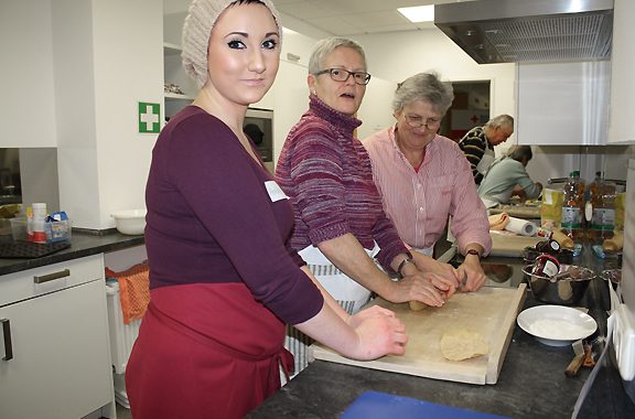 Die 22-jährige Anika Nürnberger aus Eltmann backt mit Ulla Müller und Roswitha Heusinger (beide aus Unterhohenried) Engelsaugen mit Marmeladenfüllung.