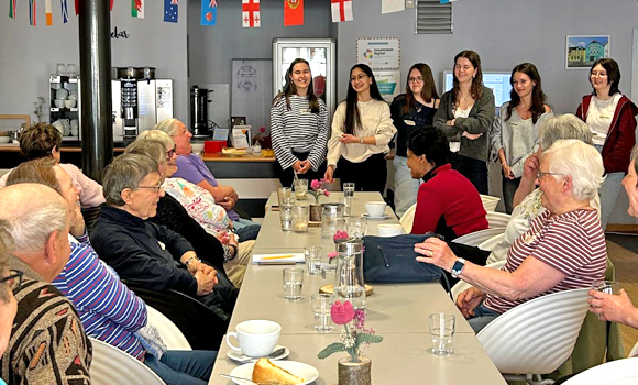 Intergenerativer Dialog im Rahmen von "Zeitreise ins Gestern" im MGH (Foto: Friederike Schulz / MGH)