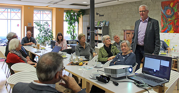 Herr Bürgermeister Werner lobt das Engagement der freiwillig Engagierten im neuen Angebot „Digital-Café – MITeinander digital“ des Mehrgenerationenhauses Haßfurt. (Foto: Gudrun Greger, MGH)