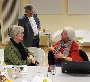 Der freiwillig Engagierte Jürgen Gerling steht im Digital-Café nach seinem Kurzvortrag den Nutzerinnen Gerda Jüngling und Elisabeth Kosubek Rede und Antwort. (Foto: Lisa Geyer, MGH)