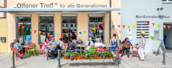 Beim Nachbarschaftsfest im Mehrgenerationenhaus kommen Jung und Alt zusammen. 
(Foto: René Ruprecht/MGH)