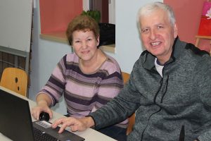 Rüdiger Denninger, Helfer beim Computer-Mittwoch – bei der Problembehandlung am Laptop mit Frau Schneider (Foto: Martin Ludwig)