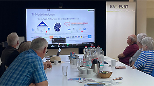 Eine Gruppe Interessierter verfolgt den Vortrag zum Thema ePA (Foto: Hannah Baunacher/MGH)
