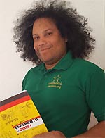 Guillermo Sanchez Cordero mit Lehrbuch "Esperanto"