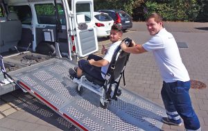 BRK Fahrdienst mit Tragestuhl