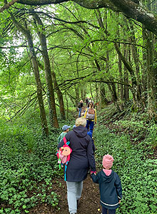 Los geht die Entdeckungstour durch den Wald – das Ziel war der Waldspielplatz in Königsberg. (MGH/ Marika Philipp)