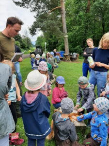 Ein besonderes Highlight war das Kennenlernen der verschiedenen Tierarten. Waschbär, Fuchs und Wildschwein, die Felle der verschiedenen Tiere konnten hautnah ertastet werden. (MGH/ Marika Philipp)