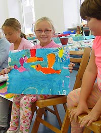 Die Kinder präsentieren stolz ihre Kunstwerke in der Runde