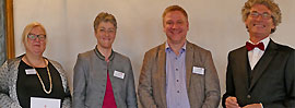 Generationenmanagerin: Übergabe des Zertifikats an Gudrun Greger. Von Links: Gudrun Greger, Leiterin Mehrgenerationenhaus Haßfurt, Prof. Dr. Martina Wolfinger, Vizepräsidentin der KSH München, Prof. Dr. Daniel Flemming, Direktor des Instituts für Fort- und Weiterbildung an der KSH München, Dr. Andreas Frank, Leiter des Referats für Grundsatzfragen der Generationenpolitik im Bayerischen Staatsministerium für Familie, Arbeit und Soziales.