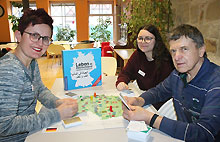 Leben in Deutschland – spielend integrieren - Angelika Kessler (li), Hanna Baunacher und Werner Burger (re): tauschen sich über die interessanten Inhalte des Integrationsspiels aus. (Foto: Simone Hümmer MGH)