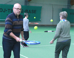 Günther Roth und Rosemarie Weber bei einem Koordinationsspiel mit Tennisschlägern und -bällen in der TV Tennishalle