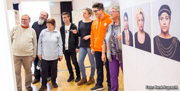 Gelebte Demokratie: Theresa Krapf vom Mehrgenerationenhaus Haßfurt mit einer Gruppe beim Besuch der Wanderausstellung (Foto: René Ruprecht)