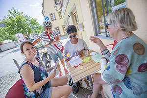 Der Tag der Nachbarn war eine wunderbare Gelegenheit zum ausgiebigen Austausch mit unseren freiwillig Engagierten, sowie den Besucherinnen und Besuchern. (Foto: René Ruprecht/MGH)