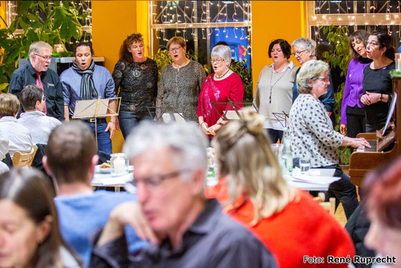 rr_wfunkeln2019_chor Weihnachtsfunkeln 2019 im MGH Haßfurt (Foto: René Ruprecht)