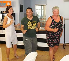 Salsa, Samba und Gesang im MGH-Sprachcafé: Guillermo Sanchez Cordero bringt Natalia Fedchun (links) und Ingrid Thieler (rechts) im MGH-Sprachcafé Salsa-Schritte bei.