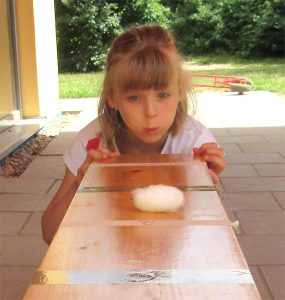 Olympisches Wattebausch-Weitpusten (Sommerferienprogramm 2016)