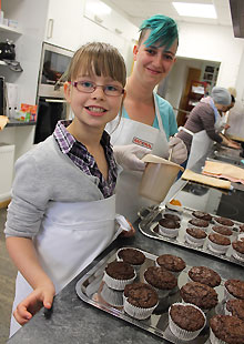 Gemeinsam Muffins backen im MGH-Sprachcafé - Im Mehrgenerationenhaus steht immer wieder der kulturelle, soziale und auch kulinarische Austausch auf dem Programm